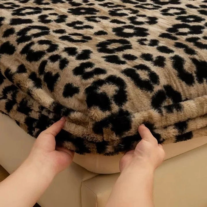 Yatella® Kadife Leopar Desenli Lastikli Yatak Örtüsü